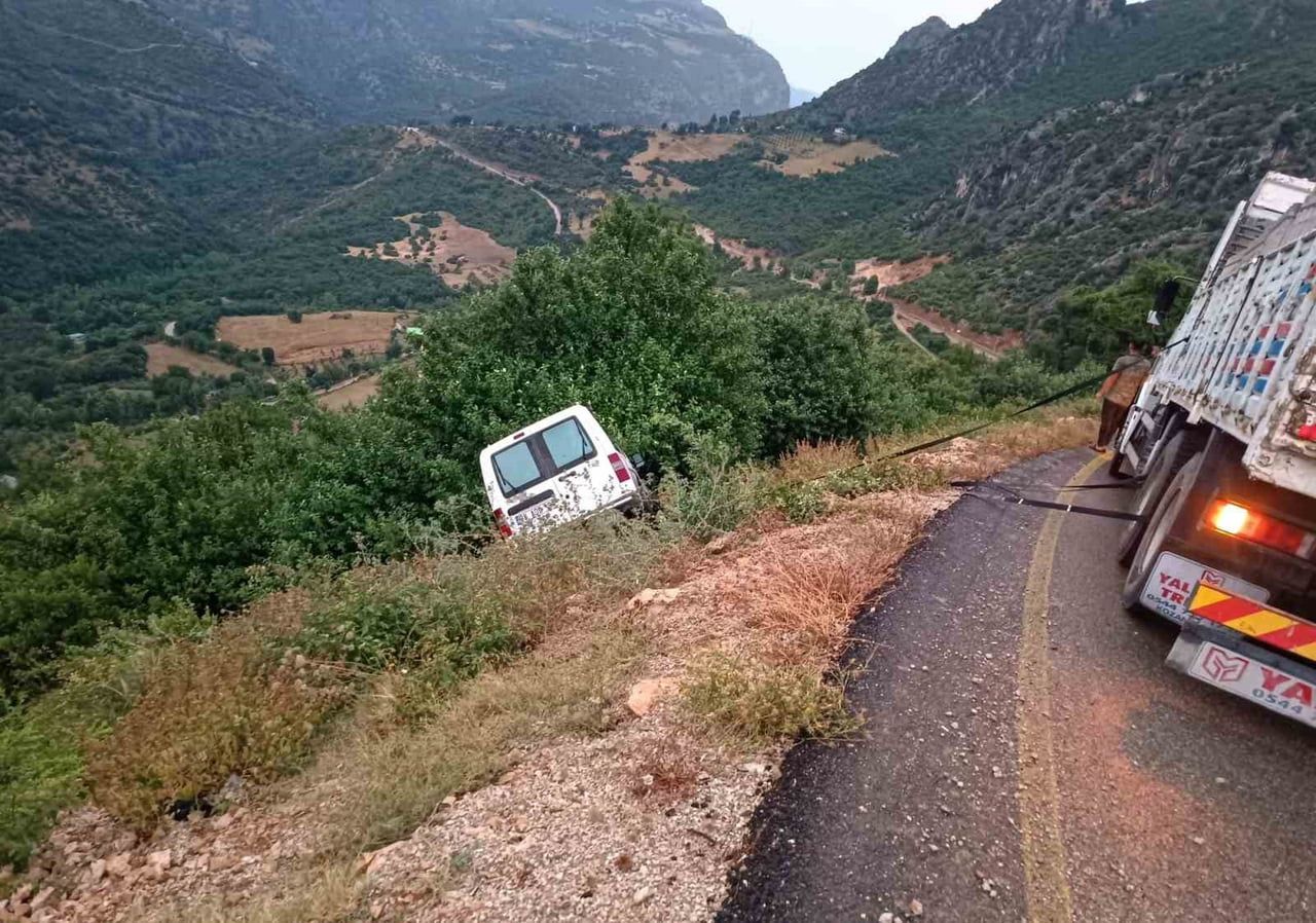 OSMANİYE’DE YAĞIŞ NEDENİYLE ARAÇ YOLDAN ÇIKTI