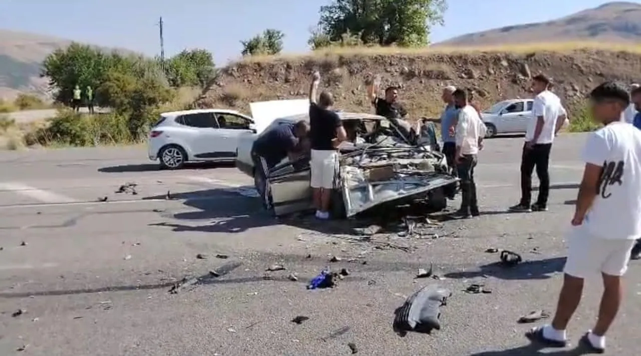 MALATYA’DA İKİ OTOMOBİLİN KAFA KAFAYA ÇARPIŞMASI SONUCU MEYDANA GELEN TRAFİK KAZASINDA 2 KİŞİ...