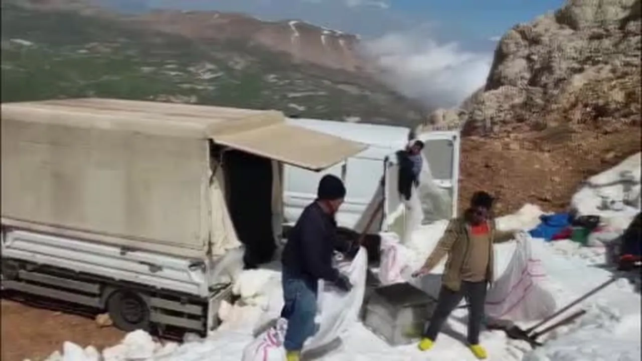 Yaz sıcağında ekmeğini kardan çıkarıyor: Toroslar'dan Antalya'ya kar mesaisi