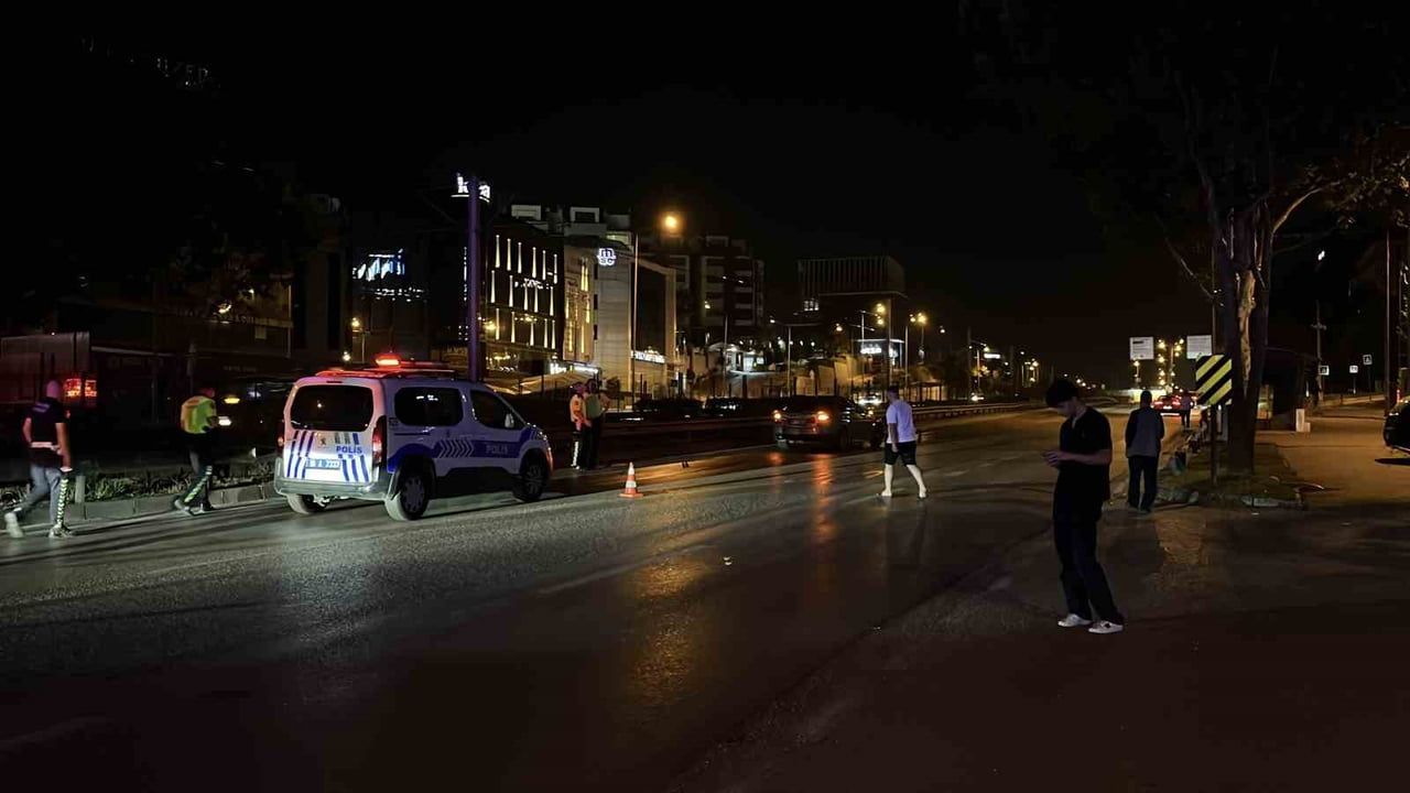 BURSA’DA ANA ARTERDE KARŞIDAN KARŞIYA GEÇEN 53 YAŞINDAKİ ADAMA OTOMOBİL ÇARPTI. AĞIR YARALANAN...