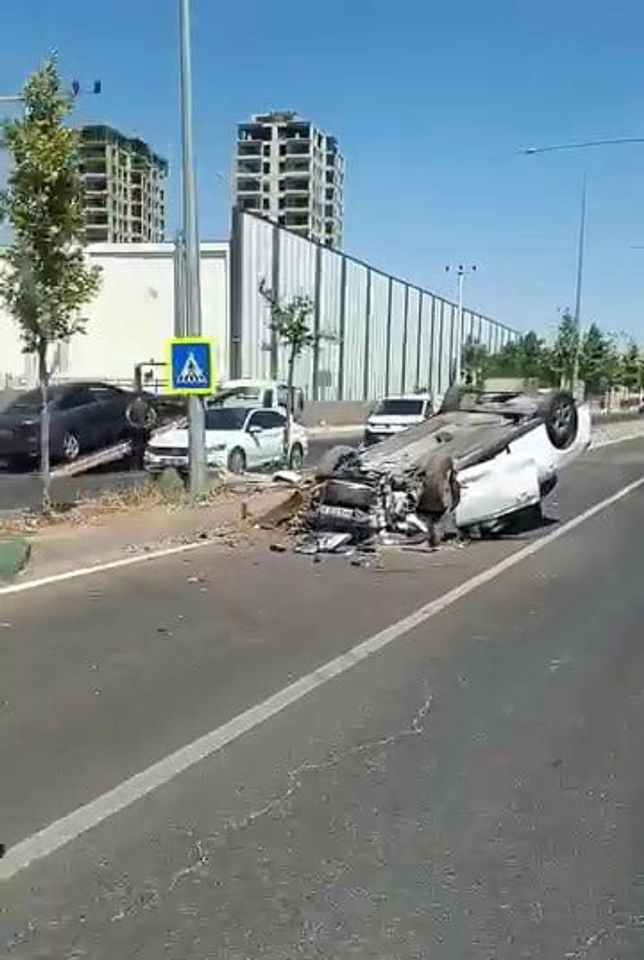 DİYARBAKIR’DA REFÜJE ÇIKAN OTOMOBİL TAKLA ATTI