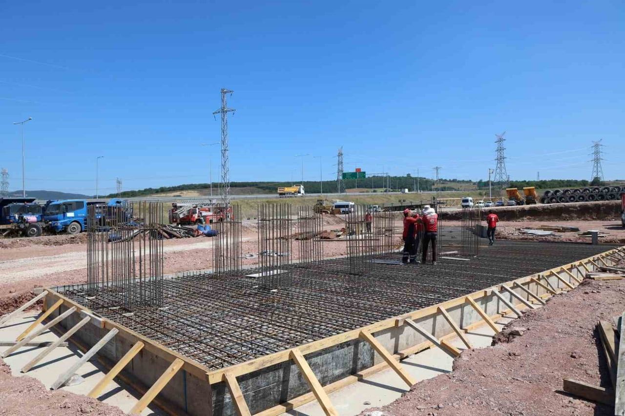 KOCAELİ BÜYÜKŞEHİR BELEDİYESİ, KENDİ AGREGASINI BETONA DÖNÜŞTÜRECEĞİ SOLAKLAR BETON SANTRALİ’NİN...