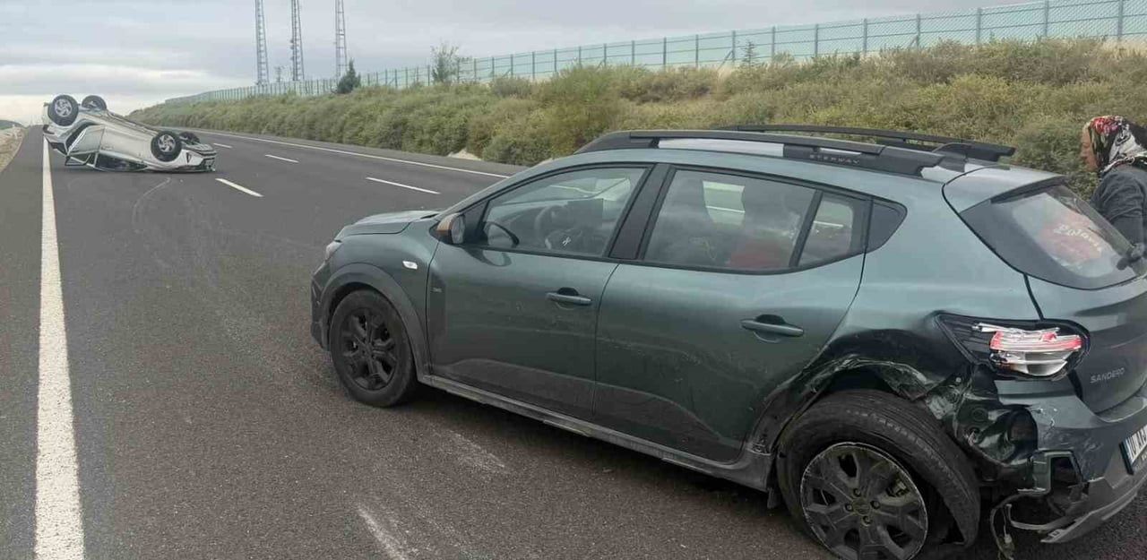 ESKİŞEHİR’DE İKİ ARACIN ÇARPIŞMASI SONUCUNDA MEYDANA GELEN KAZADA BİR OTOMOBİL TAKLA ATARKEN...