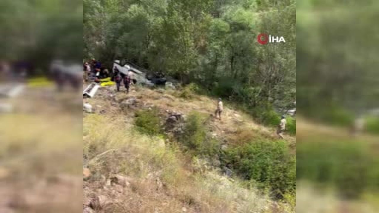 Minibüs şarampole uçtu, 4’ü ağır 10 kişiyi yaralandı