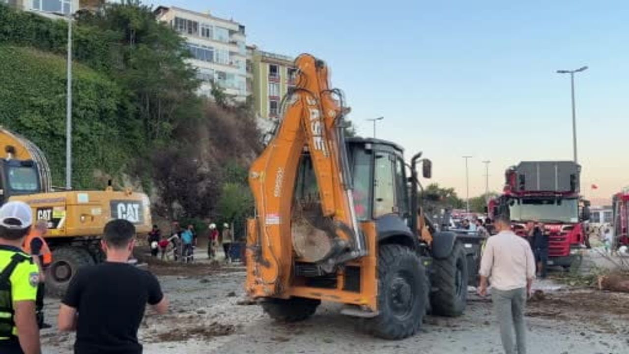 Büyükçekmece Mimar Sinan Sahili'nde toprak kayması