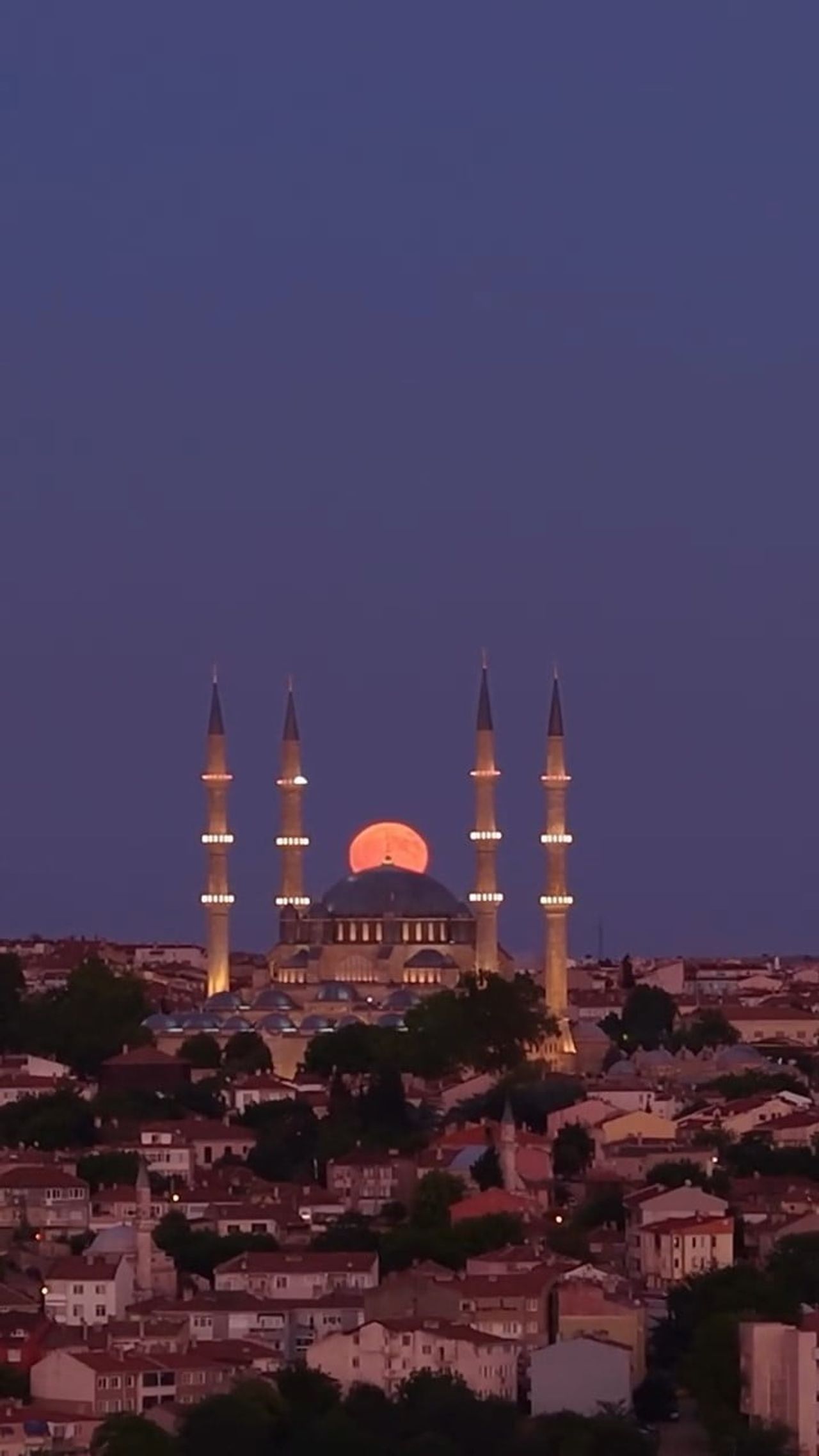 SELİMİYE CAMİİ'NİN MİNARELERİ ÜZERİNDE YÜKSELEN DOLUNAY, GECE SAATLERİNDE GÖRSEL BİR ŞÖLEN...