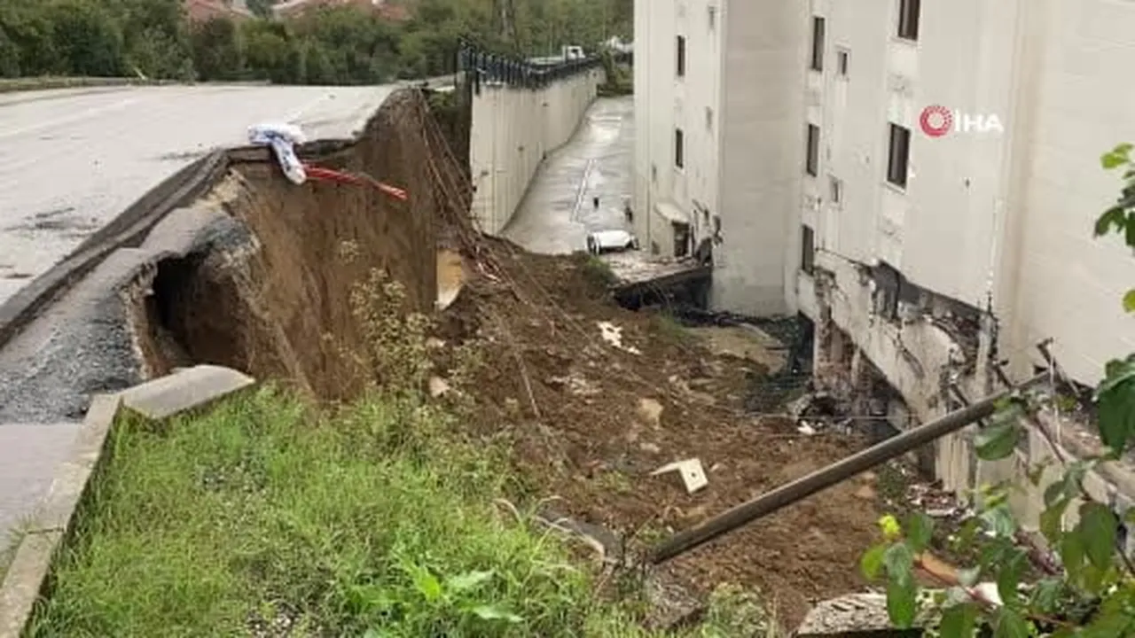 Kocaeli'de istinat duvarı çöktü: "Deprem mi oldu diye düşündük"