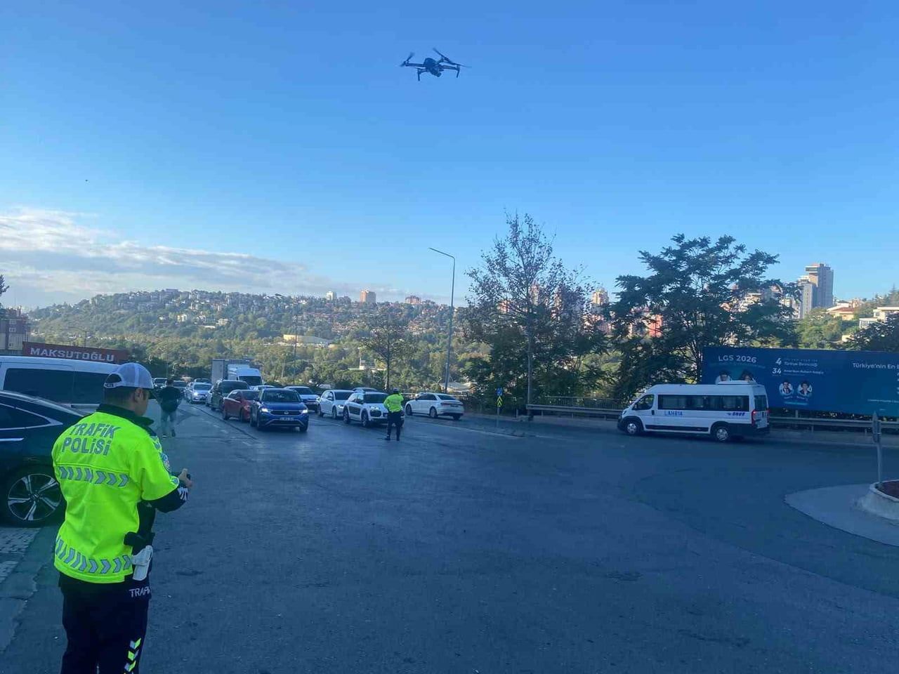 BAHÇEŞEHİR'DE TRAFİK YOĞUNLUĞUNUN YAŞANDIĞI CADDE VE KAVŞAKLARDA DRON DESTEKLİ DENETİM...