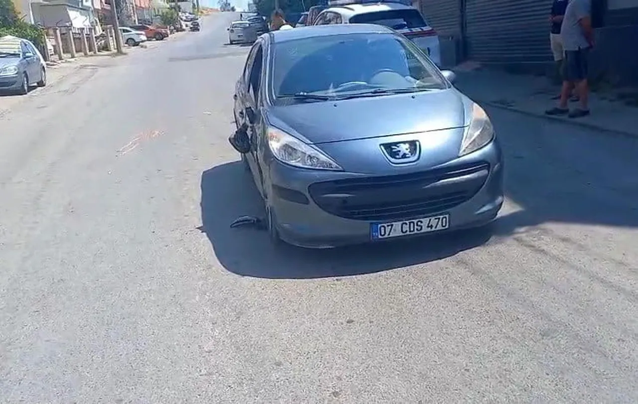 ANTALYA’NIN MANAVGAT İLÇESİNDE YOLUN KARŞISINA GEÇMEK İSTEYEN YAYAYA OTOMOBİLİN ÇARPTIĞI TRAFİK...
