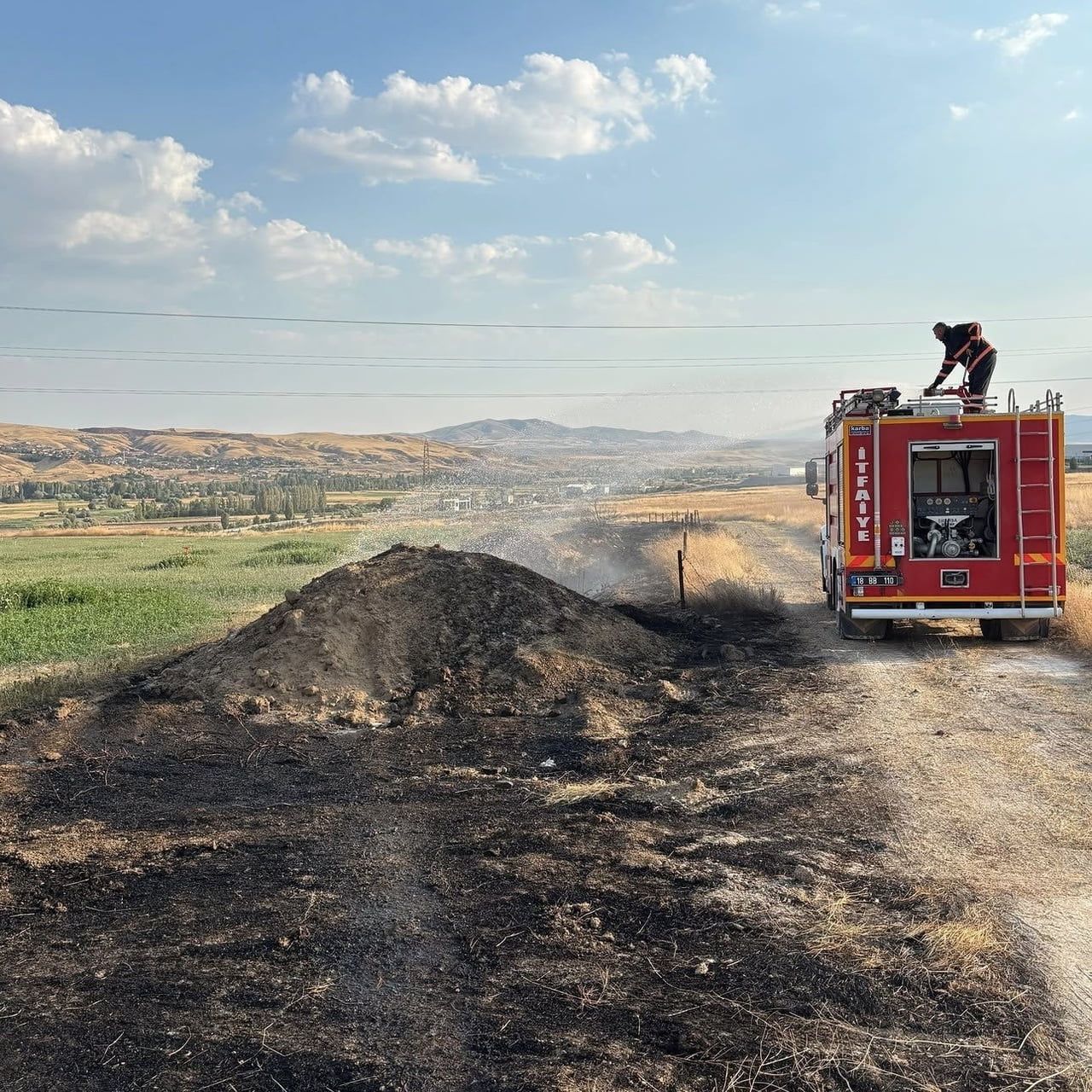 ÇANKIRI’DA BİR ARAZİDE ÇIKAN ÖRTÜ YANGINI İTFAİYE EKİPLERİ TARAFINDAN SÖNDÜRÜLDÜ.