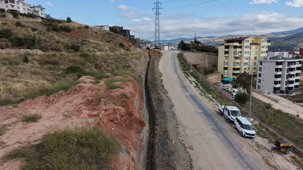 TOKAT BELEDİYESİ, ALTIYÜZEVLER MAHALLESİ’NDE EKONOMİK ÖMRÜNÜ TAMAMLAYAN 550 METRELİK ASBEST İÇME...