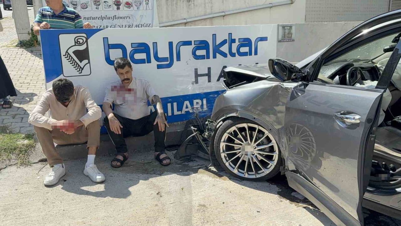 SAMSUN’DA BİR OTOMOBİLE VE ARDINDAN YOL KENARINDAKİ OTOMOBİLE ÇARPIP KALDIRIMDAN AŞARAK İŞ...