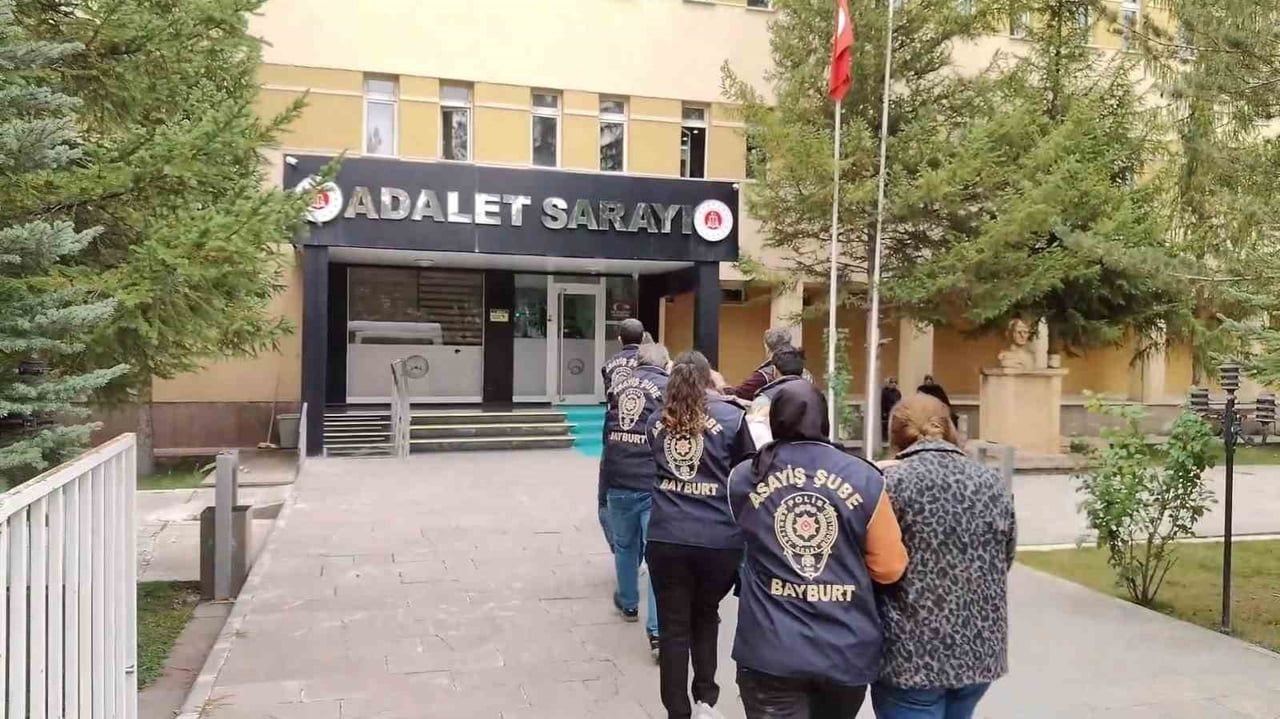 BAYBURT’TA 130 BİN LİRALIK DOLANDIRICILIK OLAYININ ŞÜPHELİLERİ GAZİANTEP’TE YAKALANDI
