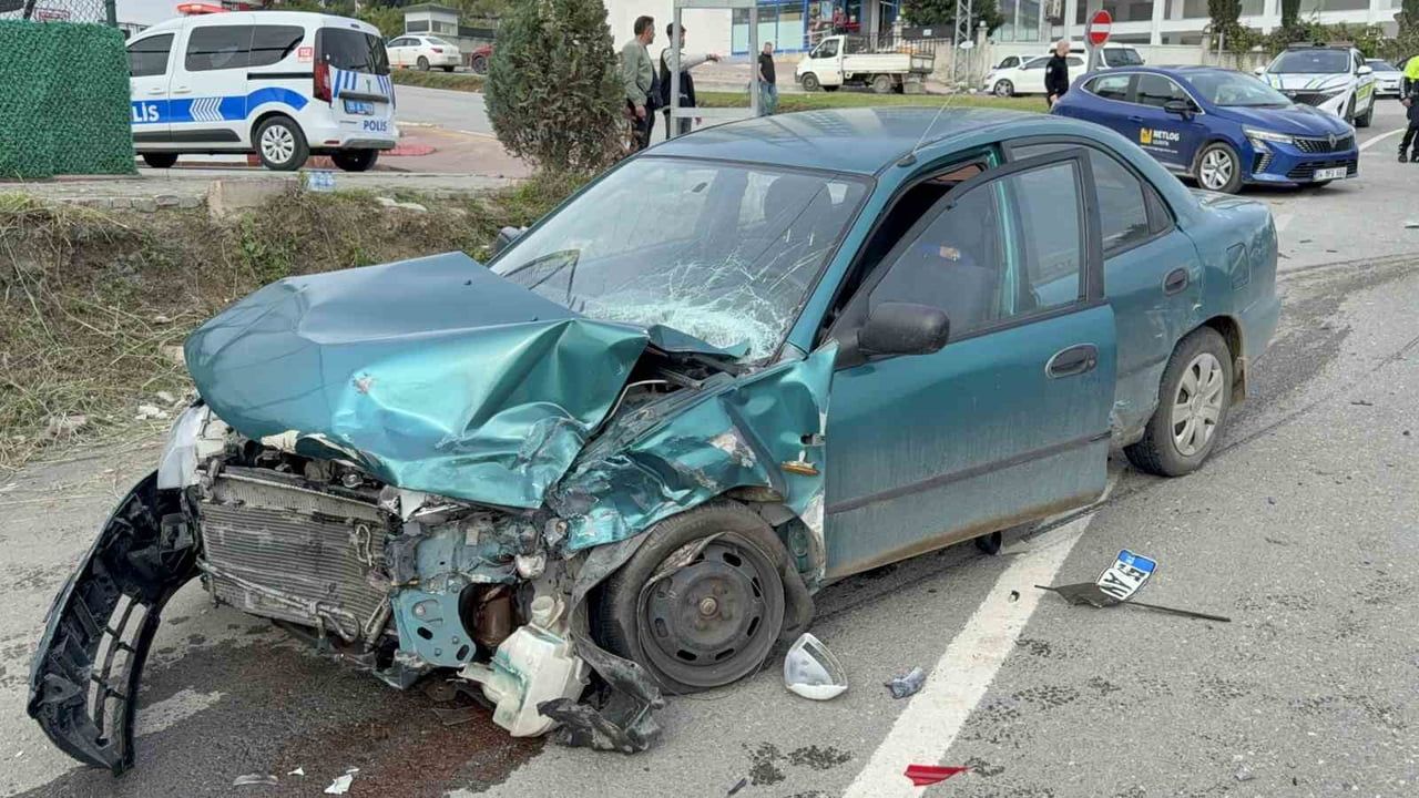 İLKADIM İLÇESİNDE ÜÇ ARACIN KARIŞTIĞI ZİNCİRLEME TRAFİK KAZASINDA 2 KİŞİ YARALANDI.