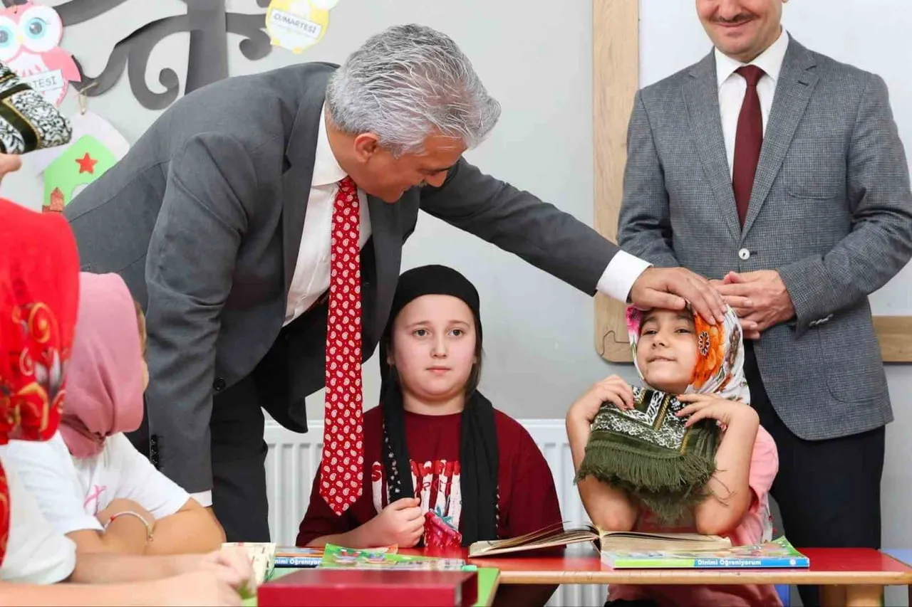 DÜZCE VALİSİ MEHMET MAKAS, KÜLTÜR MAHALLESİ KUR’AN KURSU’NDA YAZ EĞİTİMİ ALAN ÖĞRENCİLERLE BİR...