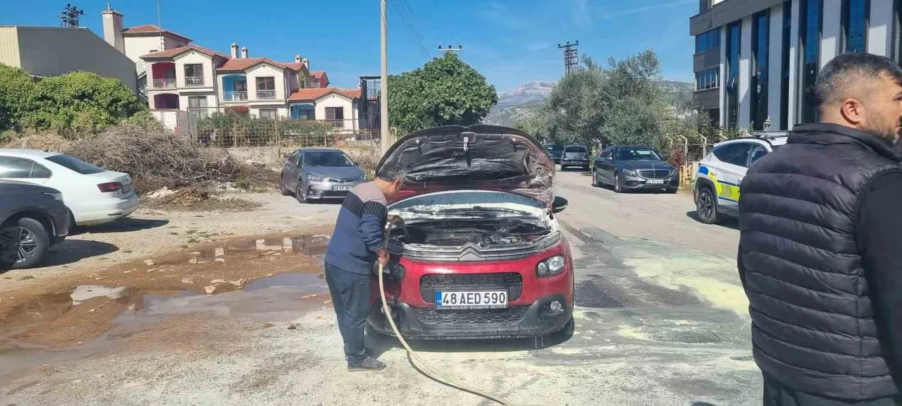 MUĞLA'NIN MENTEŞE İLÇESİNDE SEYİR HALİNDEKİ OTOMOBİLDE ÇIKAN YANGIN, ÇEVREDEKİ VATANDAŞLARIN...