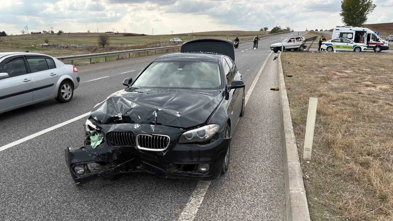 BABAESKİ İLÇESİNDE İKİ OTOMOBİLİN ÇARPIŞMASI SONUCU 1 KİŞİ YARALANDI.