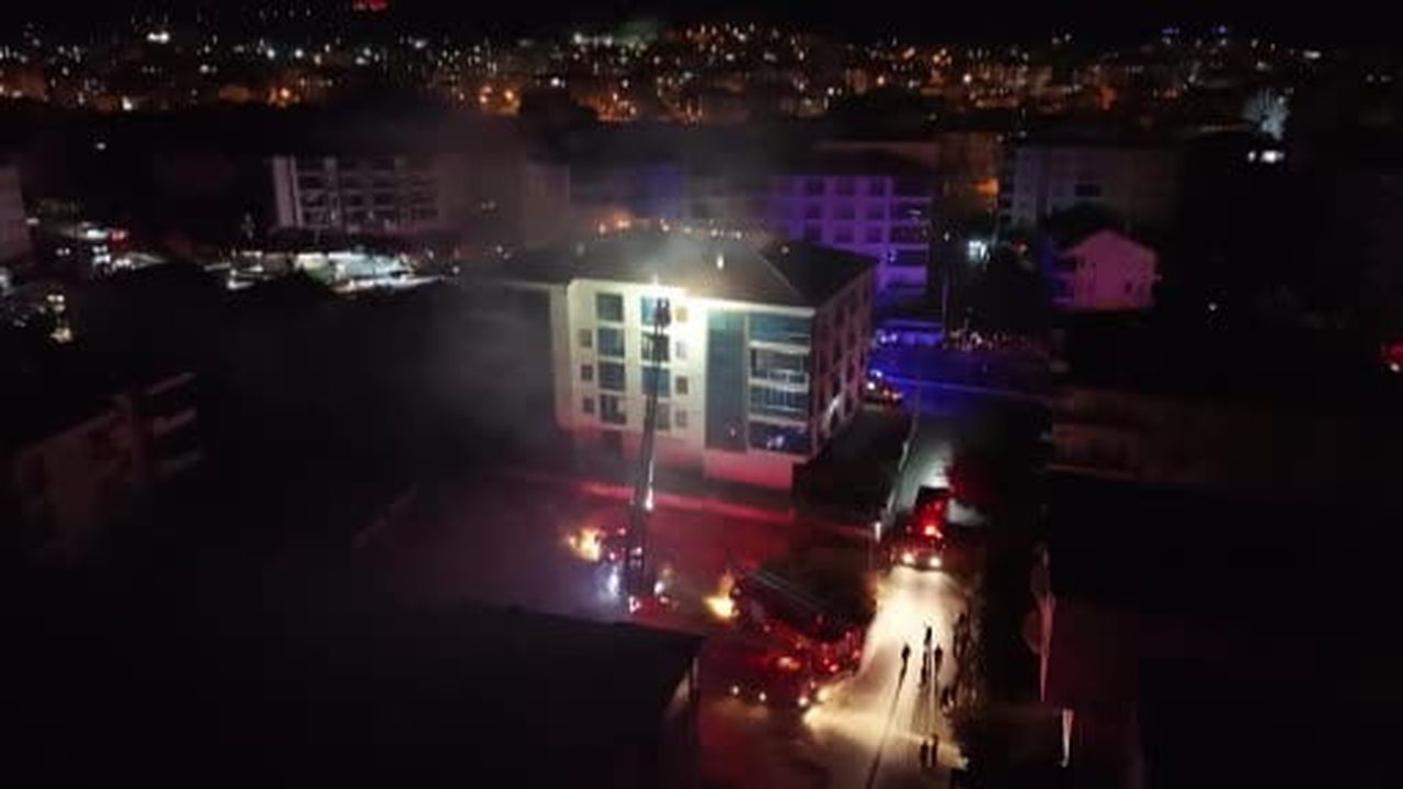 Elektrik panosunda çıkan yangın apartmanın çatısını sardı: O anlar kamerada