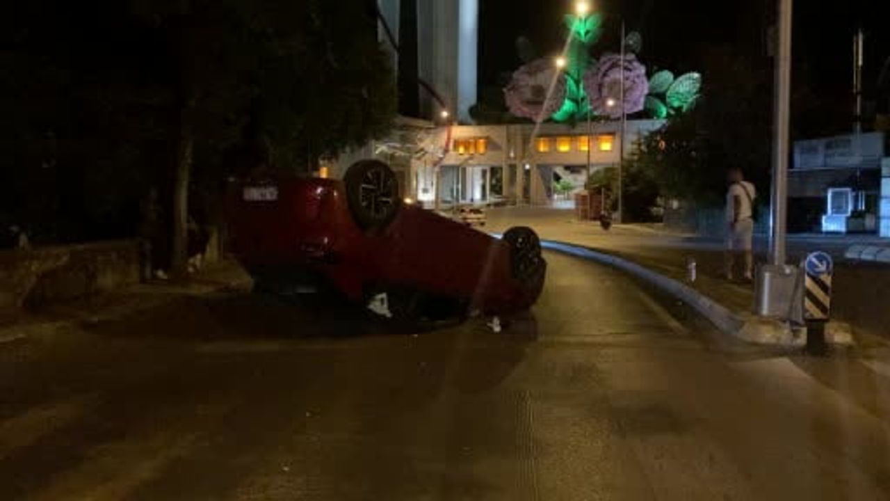 Isparta'da refüje çarpan otomobil ters döndü, sürücü hafif yaralandı