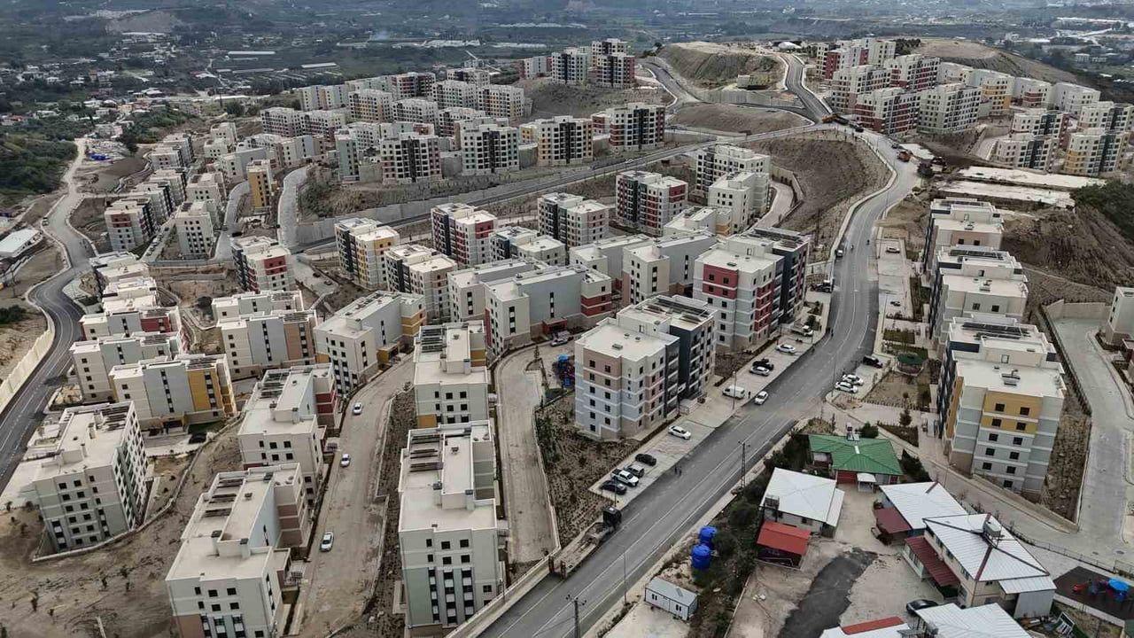 HATAY'DA DEPREM SONRASI İNŞA EDİLEN KONUTLARIN TESLİM EDİLMESİYLE KİRA PİYASASINDA HAREKETLİLİK...