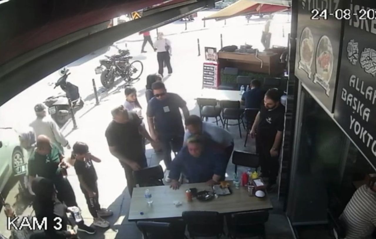 KONYA’DA YEMEK YEDİĞİ SIRADA NEFES BORUSUNA EKMEK PARÇASI KAÇAN KADIN, POLİS MEMURU MUSA AKAY’IN...