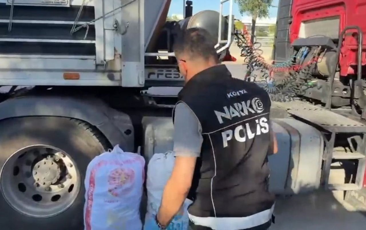 KONYA’DA NARKOTİK EKİPLERİNCE DÜZENLENEN İKİ AYRI OPERASYONDA 98 BİN 376 SENTETİK ECZA HAP ELE...