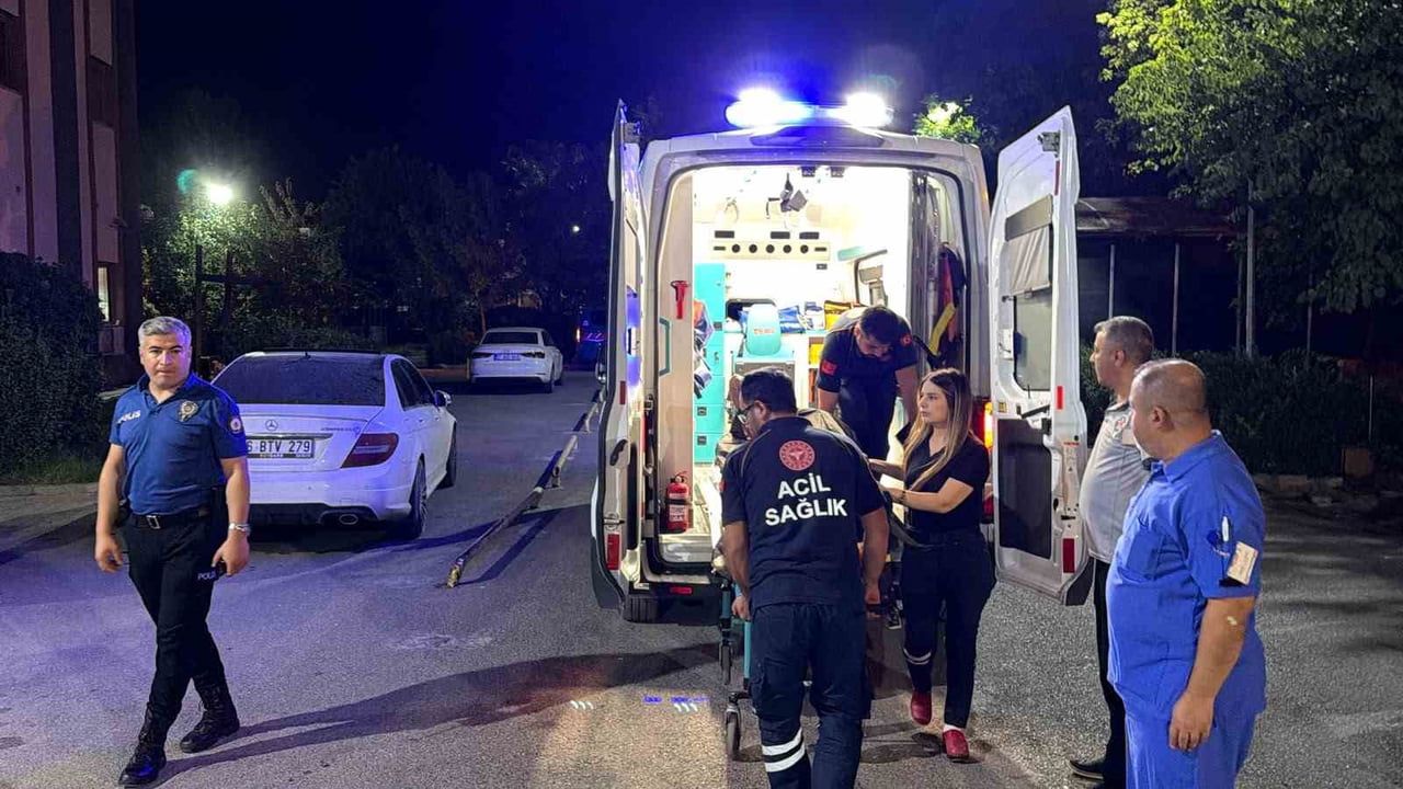 ADIYAMAN’IN KAHTA İLÇESİNDE SÜRÜCÜSÜNÜN DİREKSİYON HAKİMİYETİNİ KAYBETTİĞİ OTOMOBİL, KALDIRIM...