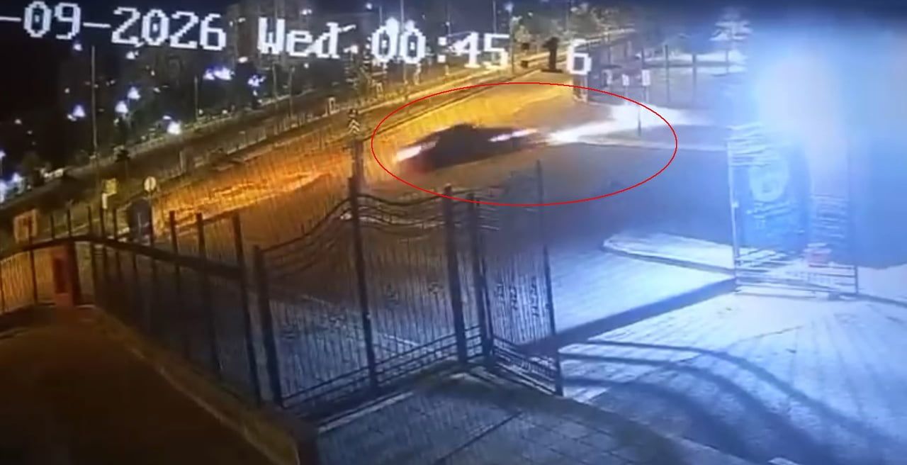 KAYSERİ’NİN MELİKGAZİ İLÇESİNDE BİR OTOMOBİLİN KALDIRIMA ÇARPTIKTAN SONRA 1 METRELİK DUVARI AŞMASI...