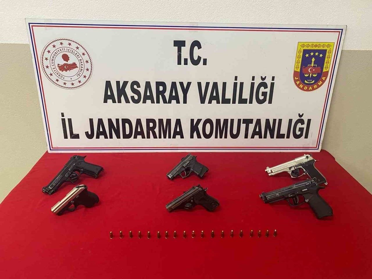 AKSARAY’DA RUHSATSIZ SİLAH BULUNDURAN VE TAŞIYAN ŞÜPHELİLERE YÖNELİK 3 İLÇEDE 5 ADRESE DÜZENLENEN...
