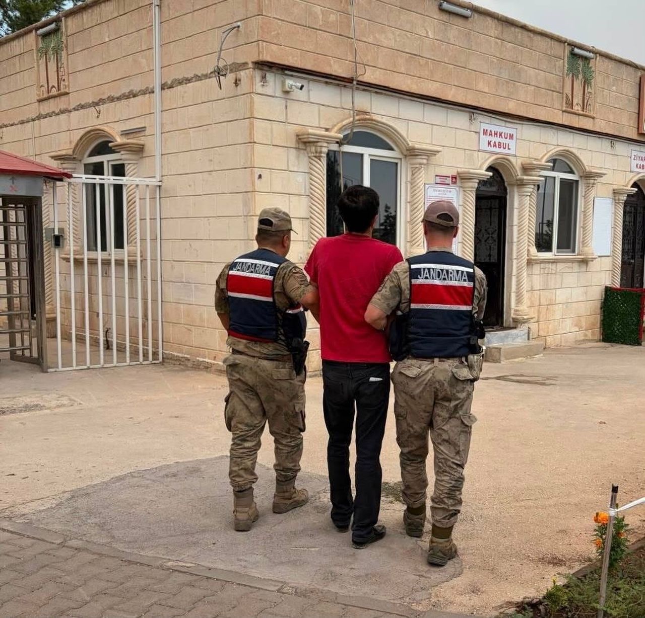 ŞANLIURFA'DA 4 YIL 2 AY HAPİS CEZASI BULUNAN HÜKÜMLÜ YAKALANDI