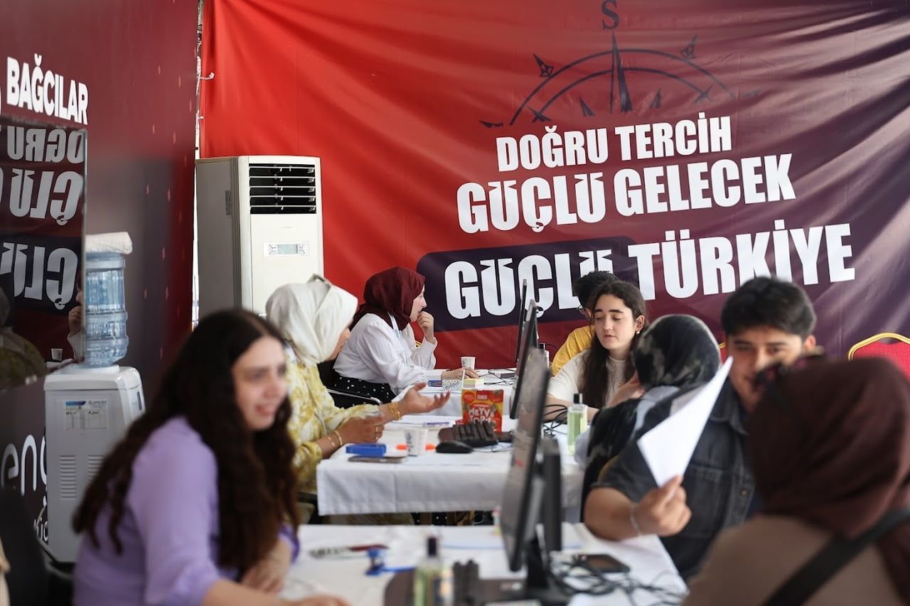 SINAV SONUÇLARIYLA TERCİH MERKEZİNE GELEN ÜNİVERSİTE ADAYLARI, ALANINDA UZMAN DANIŞMANLAR...