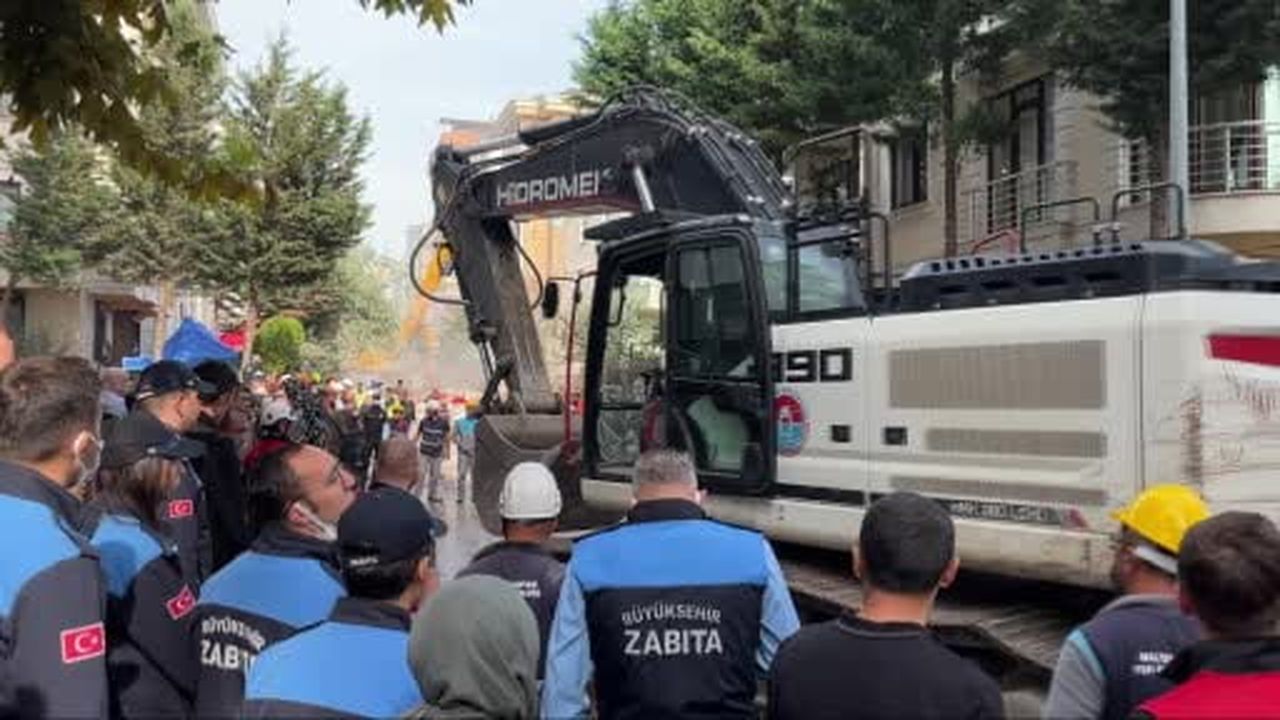 Maltepe'de çöken binanın üst katlarının kısmi yıkıma başlandı