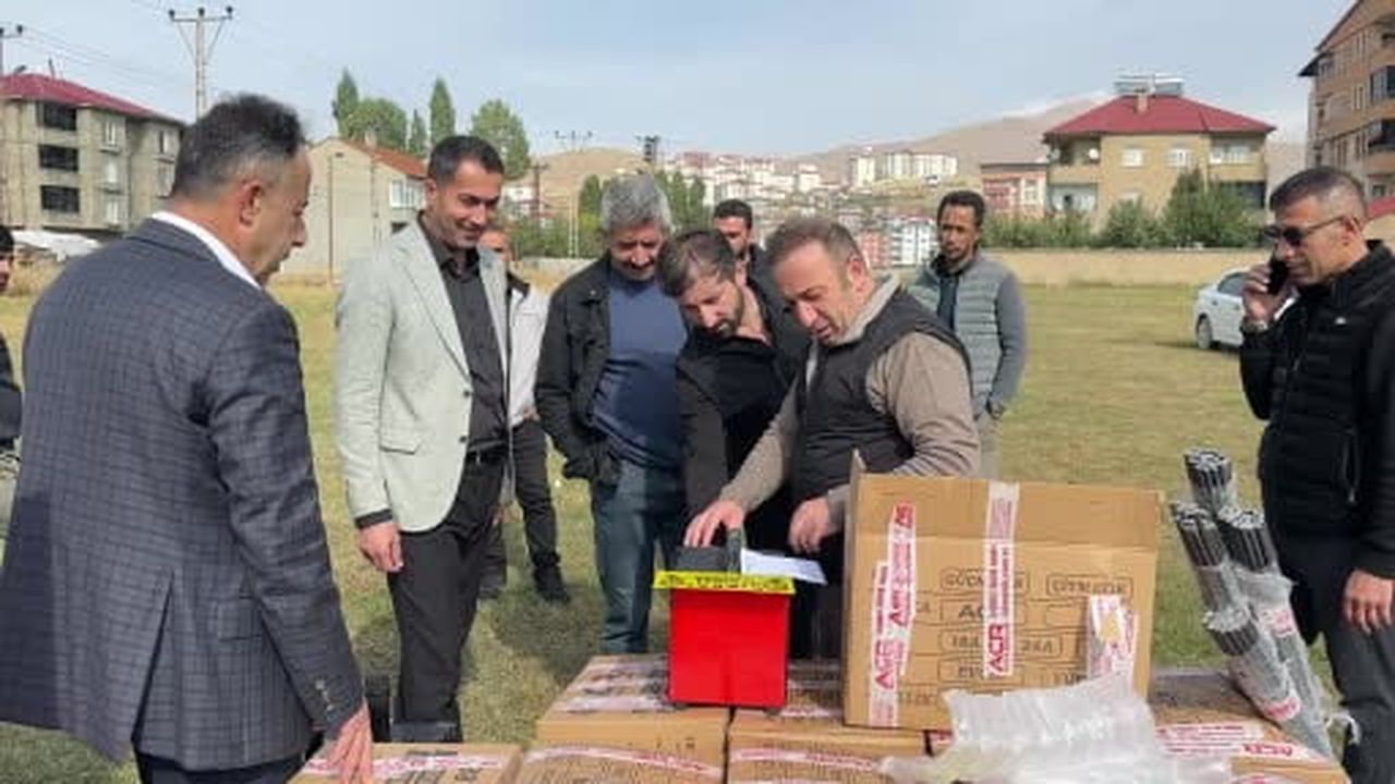 Yüksekova'da arılar "Elektrikli Çit"le koruma altında: 30 üreticiye hibe desteği