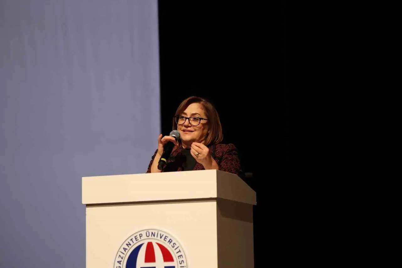 GAZİANTEP BÜYÜKŞEHİR BELEDİYE BAŞKANI FATMA ŞAHİN, SEMPOZYUMUN AÇILIŞINDA YESEMEK TAŞ OCAĞI’NIN...