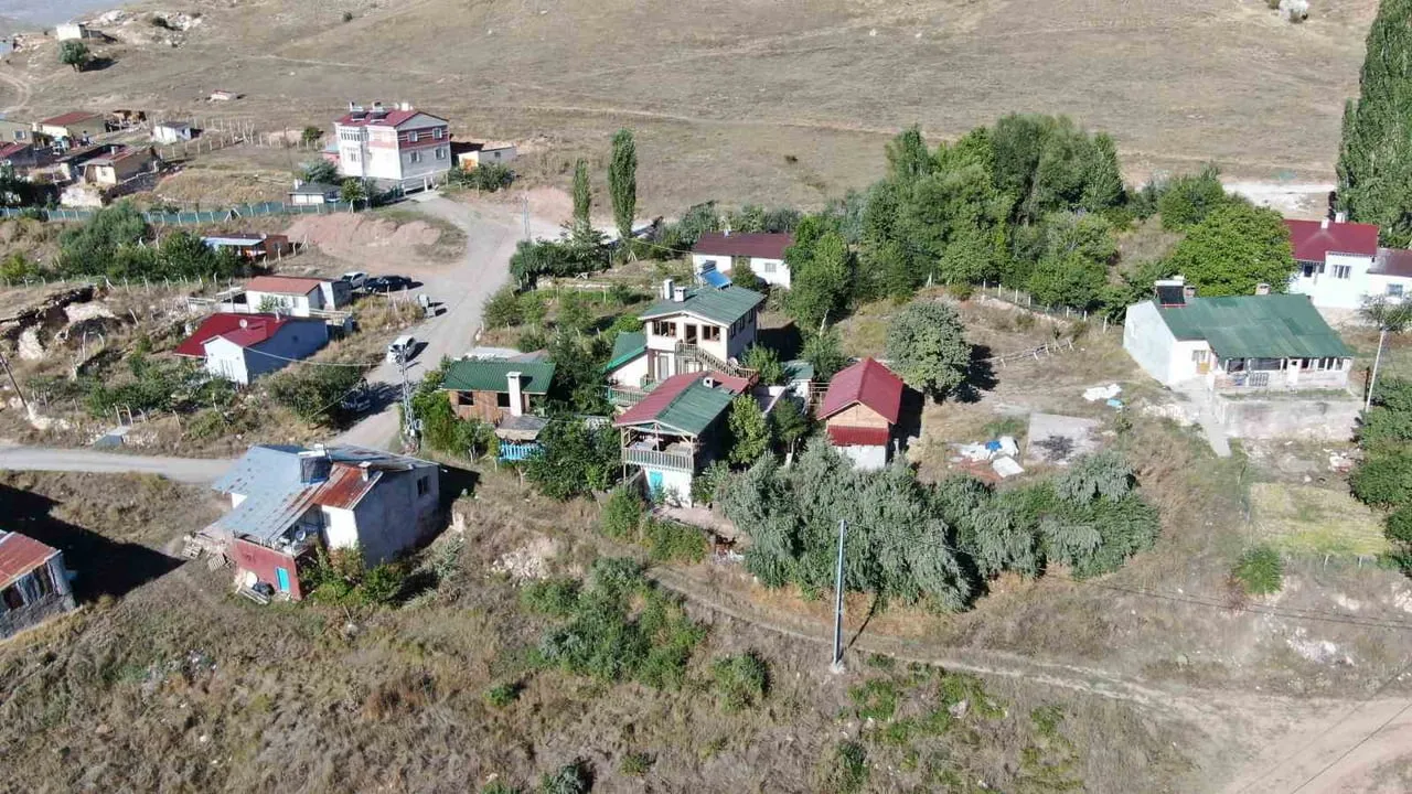 İŞHAN KÖYÜNDE BULUNAN KAFE, ŞEHİRDEN UZAKLAŞMAK İSTEYENLERİN İLGİSİNİ ÇEKİYOR.