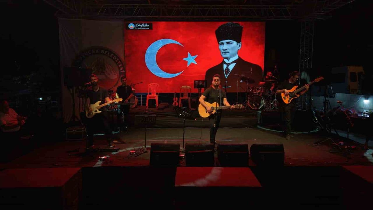 KUYUCAK’TA KURTULUŞ COŞKUSU KONSERLERLE TAÇLANDI
