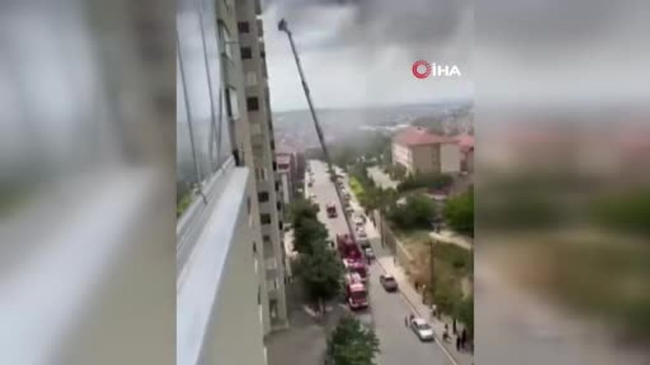 Gebze'de bina çatısı alevlere teslim oldu