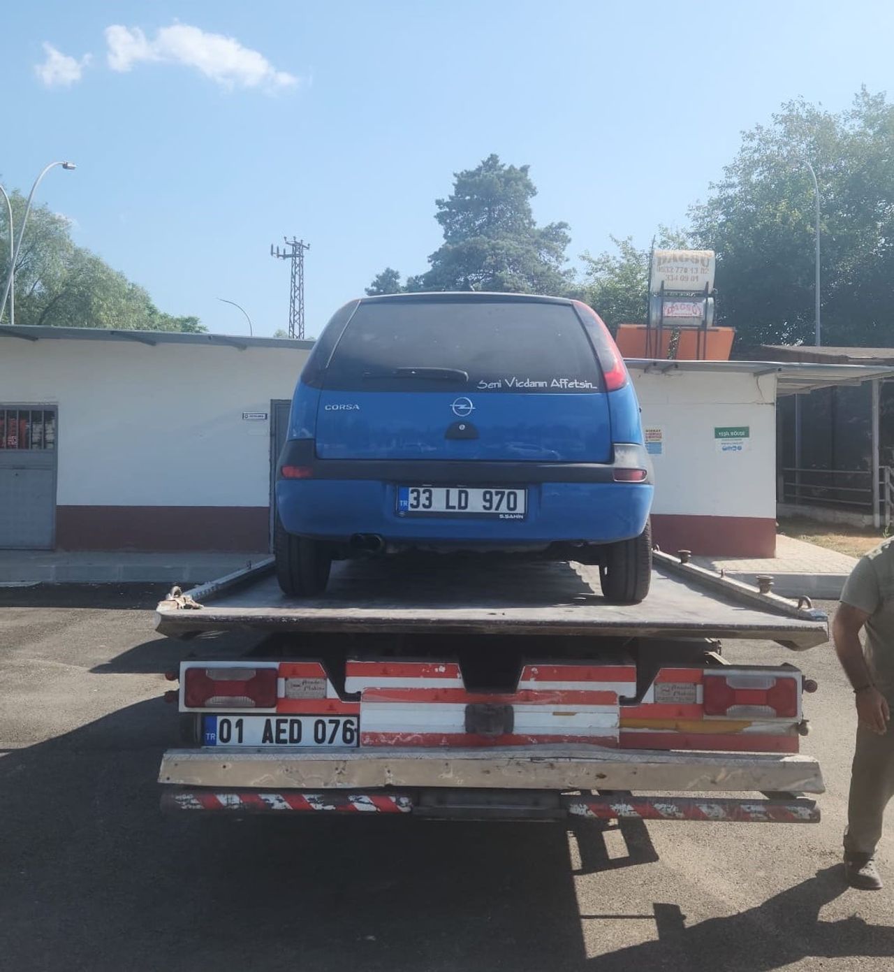 SÜRÜCÜNÜN EHLİYETİNE EL KONULURKEN, OTOMOBİLİ DE TRAFİKTEN MEN EDİLDİ.