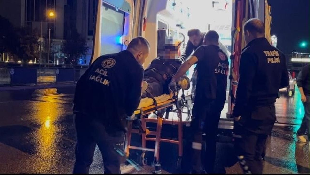 BURSA’DA YAĞIŞLI HAVADA MOTOSİKLET DEVRİLDİ: YARALININ RAHAT TAVIRLARI DİKKAT ÇEKTİ