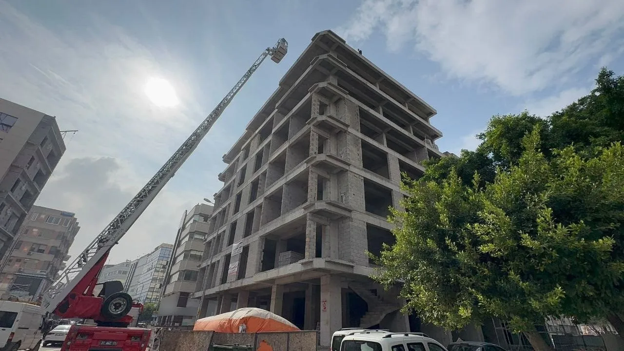 HATAY’DA ASKERLİK YAPTIĞI ALAYDAN SILA İZNİNE ÇIKAN MEHMETÇİK, İNŞAAT HALİNDEKİ 7 KATLI BİNANIN EN...