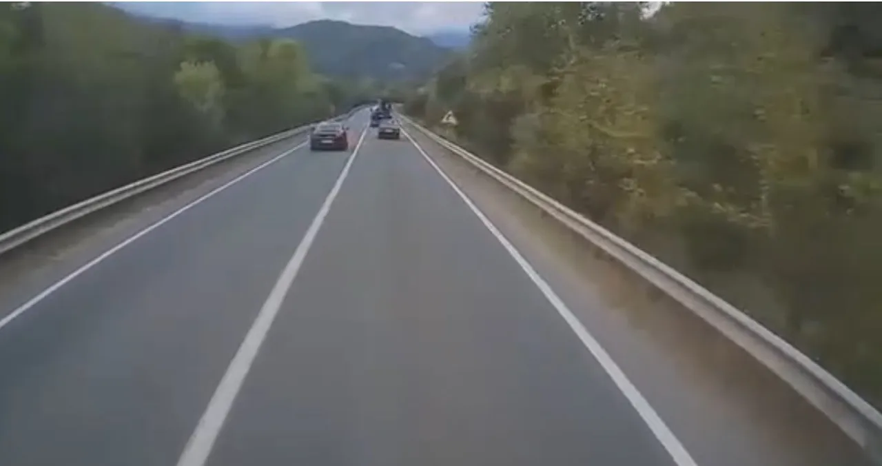 KARABÜK'ÜN YENİCE İLÇESİNDE ÖNÜNDEKİ ARACI HATALI ŞEKİLDE SOLLAYAN OTOMOBİL SÜRÜCÜSÜNÜN KARŞI...