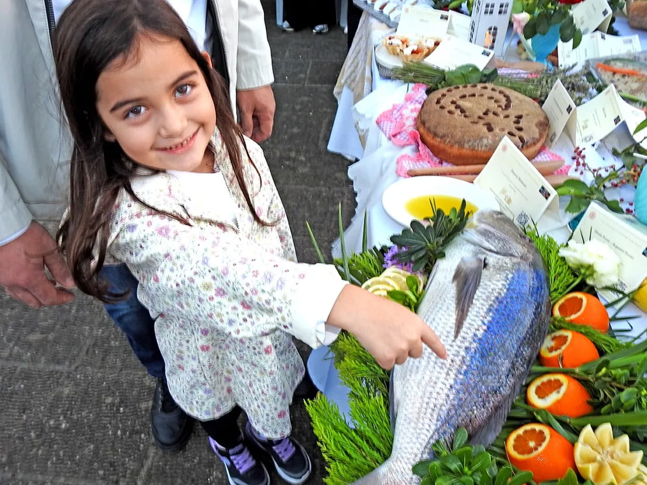 ÇEŞME’NİN "NİŞAN BALIĞI" GELENEĞİ KÜLTÜR SOFRASI’NDA CANLANDIRILDI
