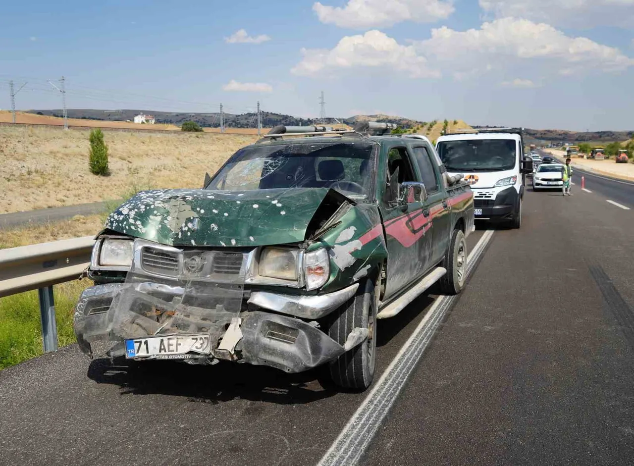 KIRIKKALE’DE YOL YAPIM ÇALIŞMASININ NEDEN OLDUĞU TRAFİK YOĞUNLUĞUNDA KAMYONETİN, HAFİF TİCARİ...
