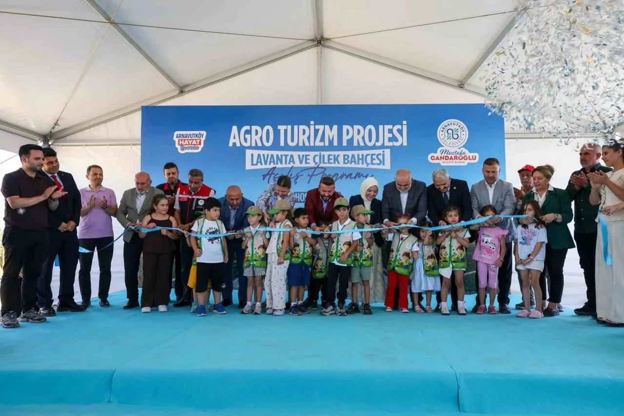 İSTANBUL'UN YENİ TARIM VE TURİZM ROTASI OLAN ARNAVUTKÖY'DE ÇİLEK VE LAVANTA BAHÇESİ AÇILIŞ TÖRENİ...