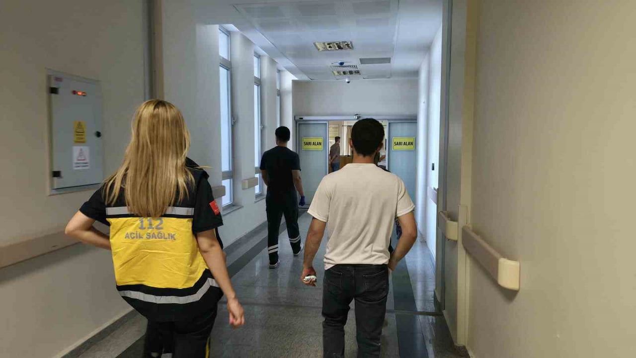 ADIYAMAN'DA BİR İNŞAATTA ÇALIŞAN İŞÇİ, YÜKSEKTEN DÜŞEN FAYANSIN BAŞINA İSABET ETMESİ SONUCU...