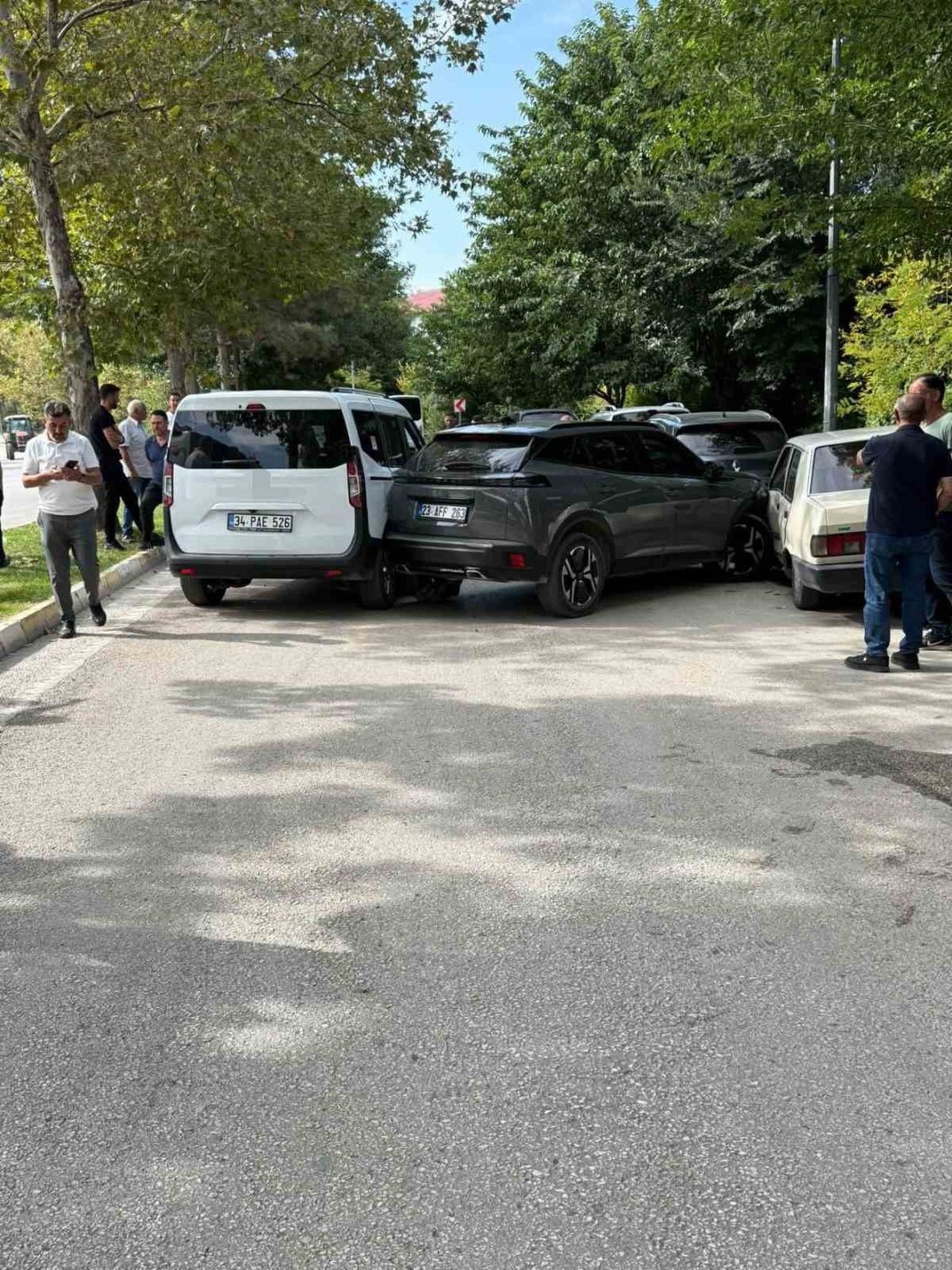 ELAZIĞ’DA MEYDANA GELEN ZİNCİRLEME TRAFİK KAZASINDA 8 KİŞİ YARALANDI.