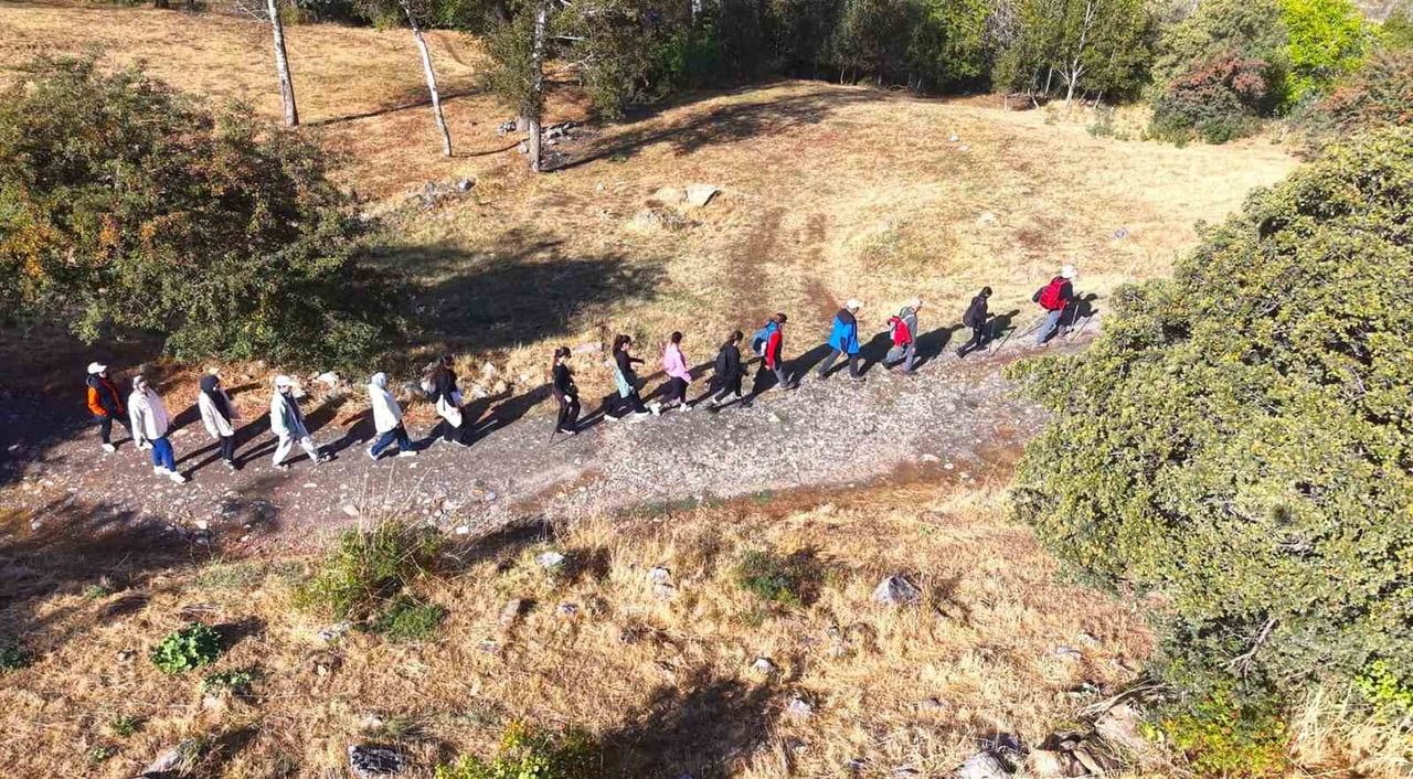 MUŞ’TA 3 EKİM DÜNYA YÜRÜYÜŞ GÜNÜ DOLAYISIYLA MUŞ GEROK TOPLULUĞU ÜYELERİ, KENTİN BAĞLARINDA...