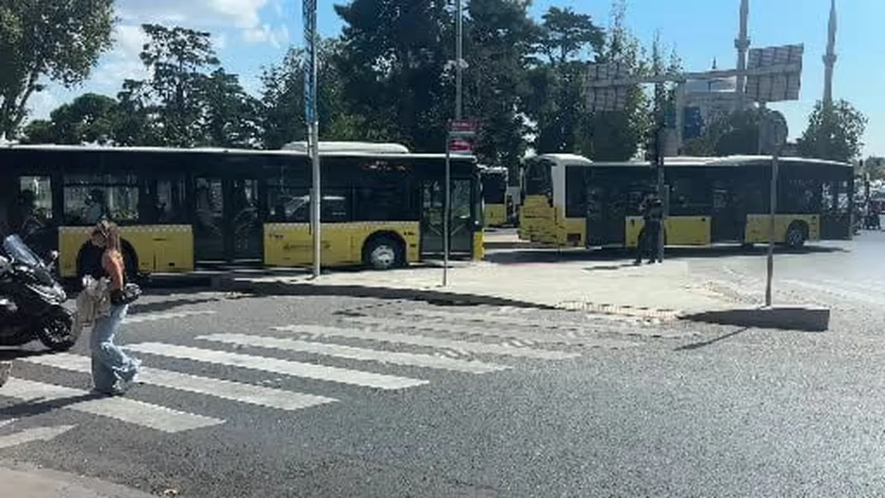 Beşiktaş’ta yaya geçidinde yol verme tartışması bıçaklı kavgaya dönüştü: Taksici gözaltına...