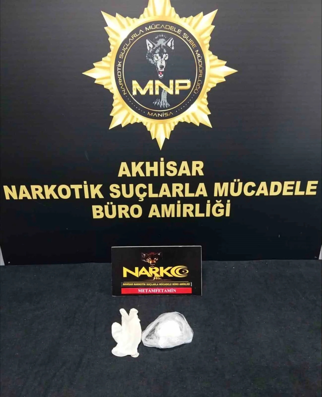 AKHİSAR’DA NARKOTİK EKİPLERİNİN 1 İKAMET VE 1 ARAÇTA YAPTIĞI ARAMALARDA METAMFETAMİN, SENTETİK...
