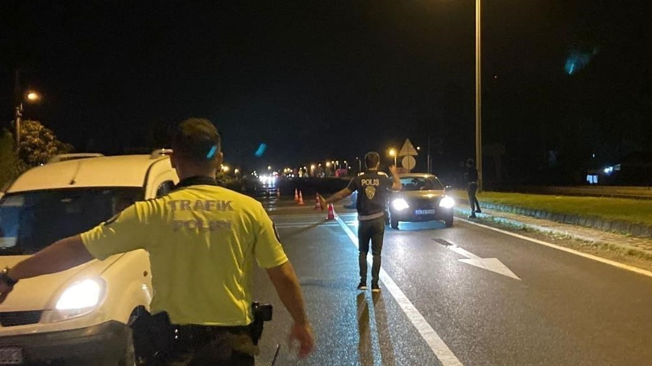 DÜZCE'DE SON BİR HAFTADA 15 BİN 355 KİŞİ SORGULANIRKEN, ARAMASI BULUNAN 52 ŞAHIS GÖZALTINA ALINDI...